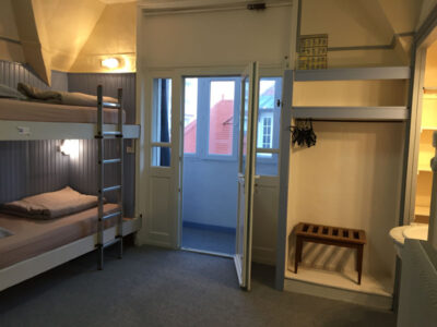 Chambre avec salle de bain douche économique 4 personnes